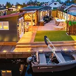 Incl Boat, Jacuzzi,subboarts On A Quiet Park With Private Parking Lejlighed