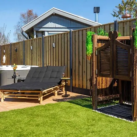 Incl Boat, Jacuzzi,subboarts On A Quiet Park With Private Parking Lejlighed Loosdrecht