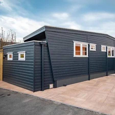 Incl Boat, Jacuzzi,subboarts On A Quiet Park With Private Parking Loosdrecht