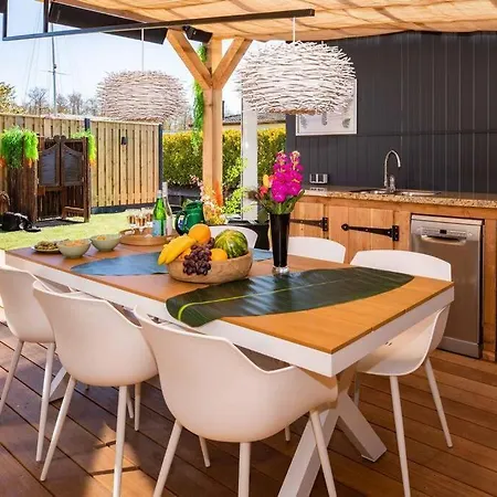 Incl Boat, Jacuzzi,subboarts On A Quiet Park With Private Parking * Loosdrecht