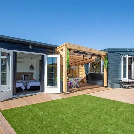 Incl Boat, Jacuzzi,subboarts On A Quiet Park With Private Parking Loosdrecht