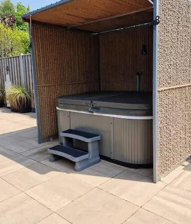 Incl Boat, Jacuzzi,subboarts On A Quiet Park With Private Parking *