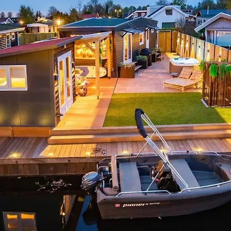 Incl Boat, Jacuzzi,subboarts On A Quiet Park With Private Parking Lejlighed